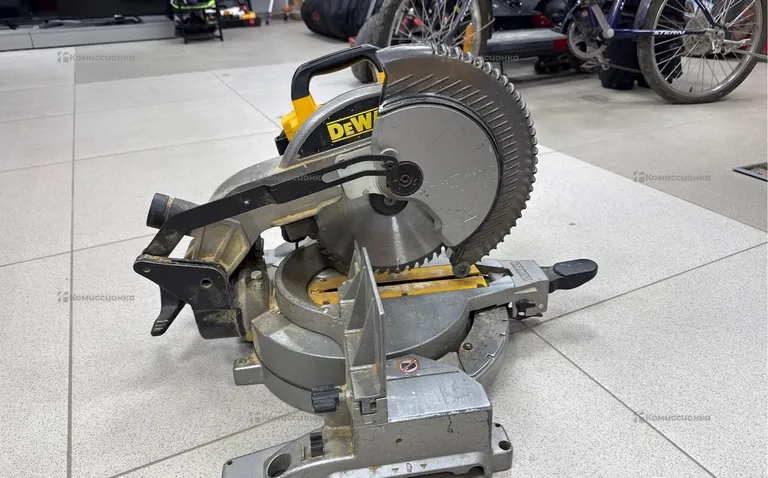 Торцовочная пила DeWALT DWS713
