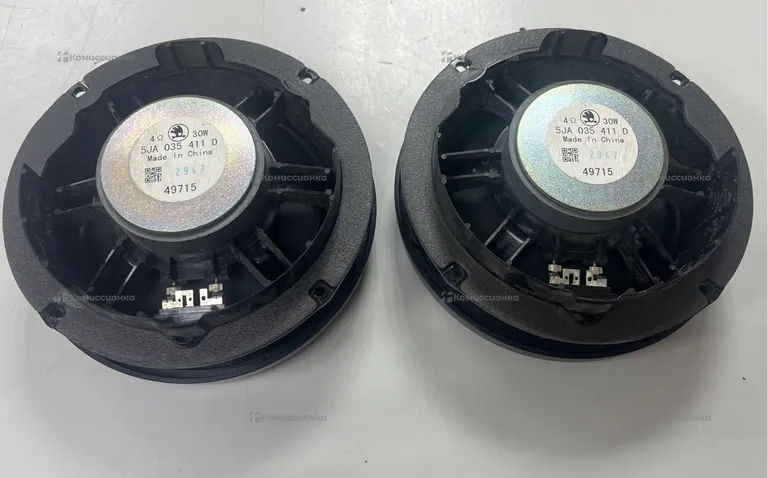 Черные колонки JBL