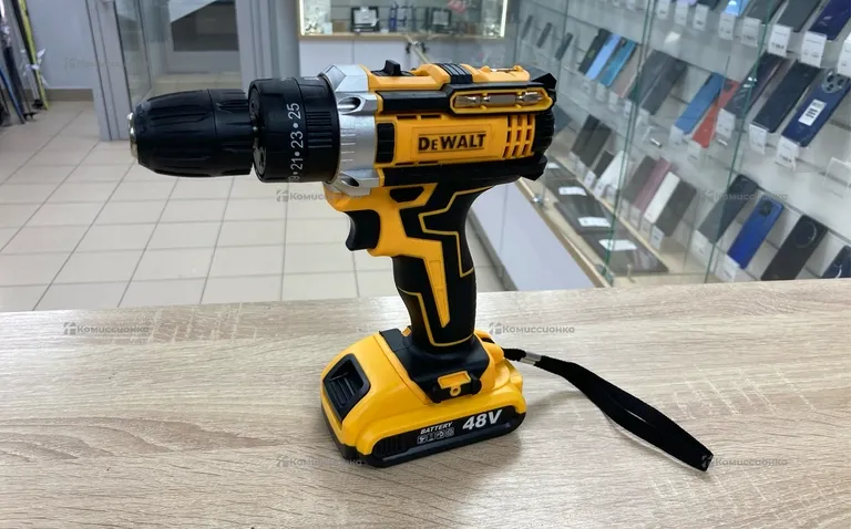 шуруповерт DEWALT.