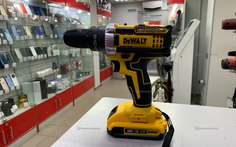 Шуруповерт Dewalt.