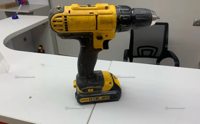 Шуроповерт DeWalt DCB107