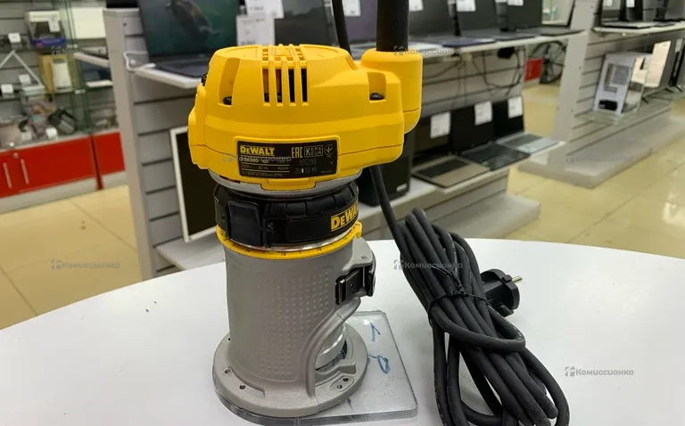 ручной фрезер Dewalt D26200