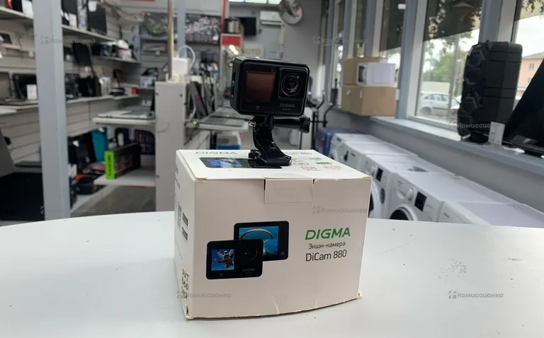 Экшн камера Digma Dicam 880