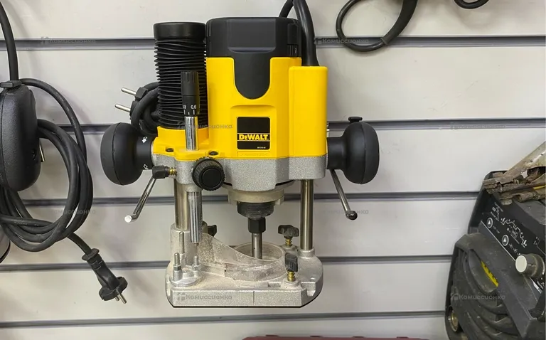 Фрезер dewalt DW 621