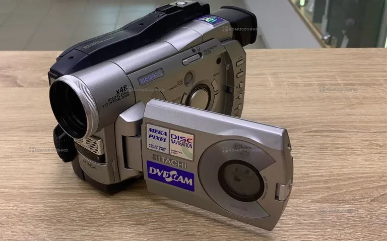 Видеокамера  Hitachi DZ-MV100E