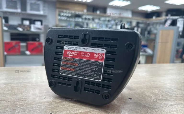 Зарядное устройство Milwaukee M12