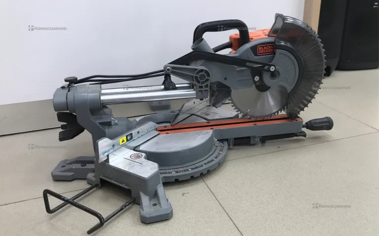 торцовочная пила Black decker bes700