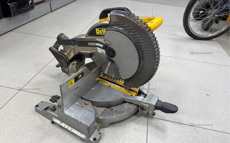 Торцовочная пила DeWALT DWS713