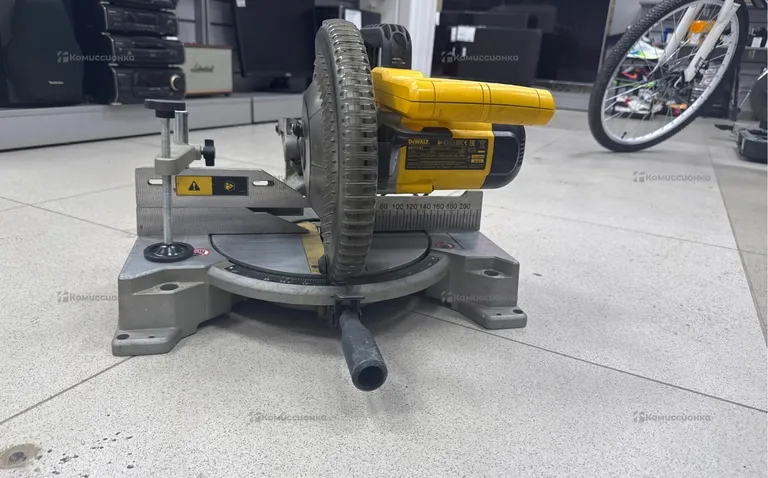 Торцовочная пила DEWALT DWS714-KS