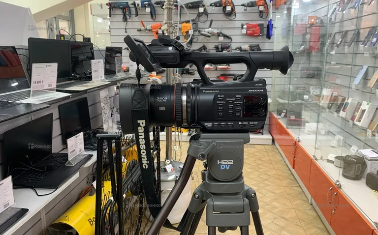 Видеокамера с треногой Panasonic AGAC90AEN