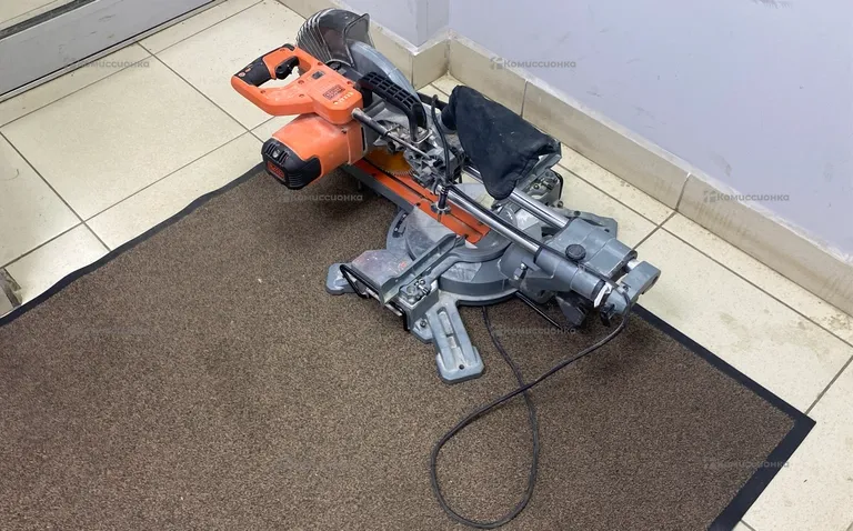 Торцовочная пила BLACK+DECKER BES710
