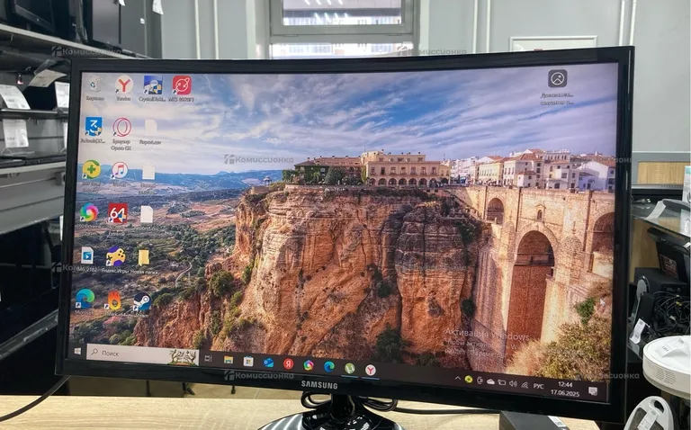 Монитор Samsung LC24F390FHI