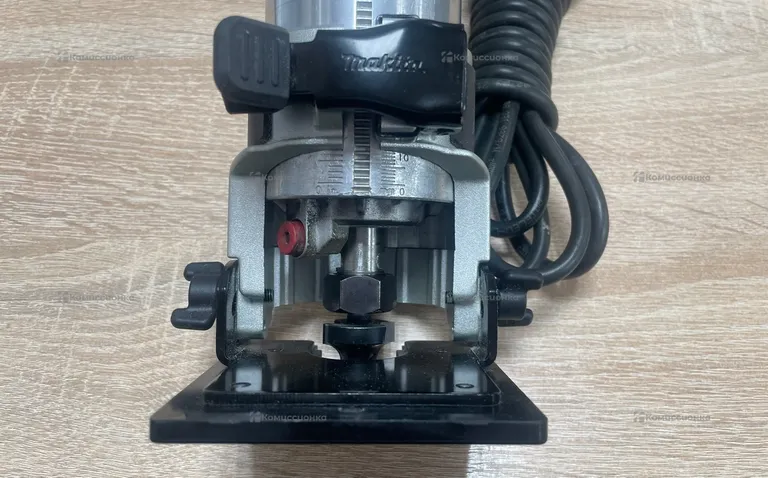 Фрезер makita RT0700C
