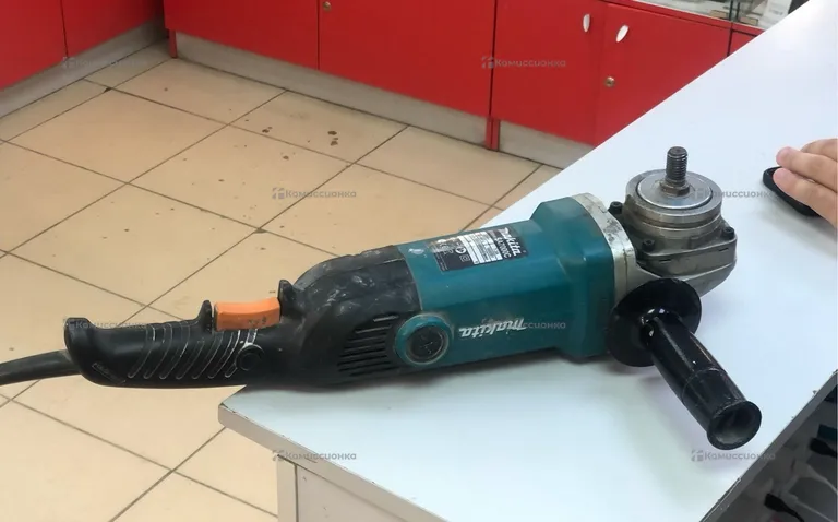Полировальная машина Makita SA7000c