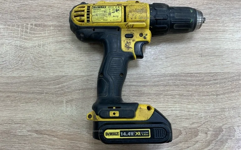 Дрель шуруповерт DeWalt DCD734