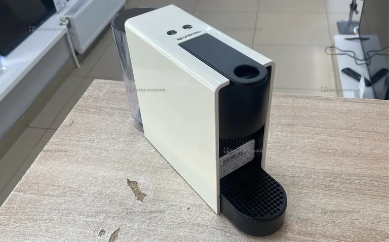 Капсульная кофе машина Nespresso C30 White