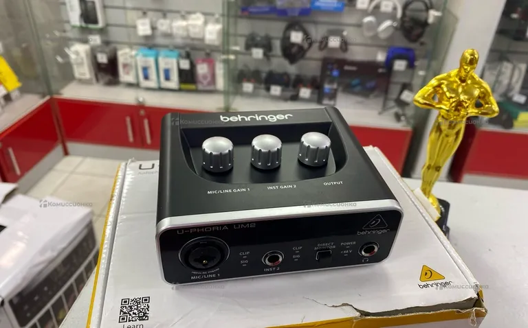 Звуковая карта «Behringer U-Phoria UM2».