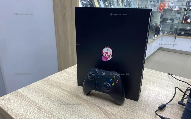 Приставка Xbox  One X 1TB