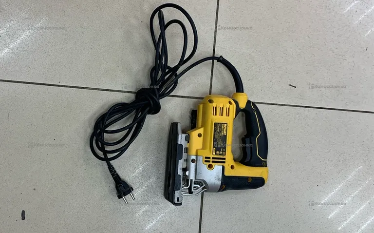 электролобзик Dewalt DW349-LIRU