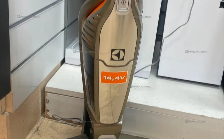 Пылесос  вертикальный Electrolux 14.4