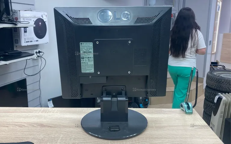 Монитор LG L1751SQ
