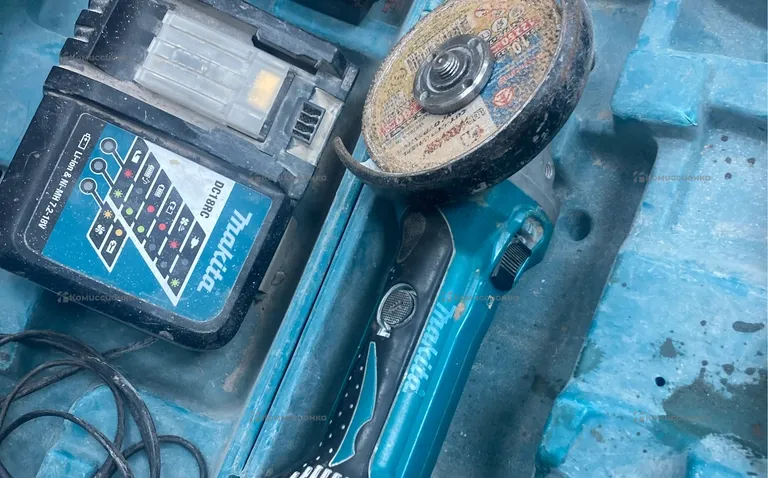 уши MAKITA аккумуляторная Makita DGA504