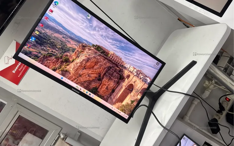 Монитор Samsung C24FG73FQU