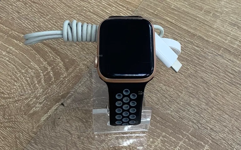 Часы  Apple Watch SE 44mm