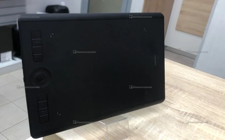 Графический планшет Wacom Intuos pro.