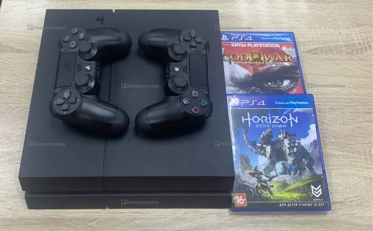 Приставка PS4.