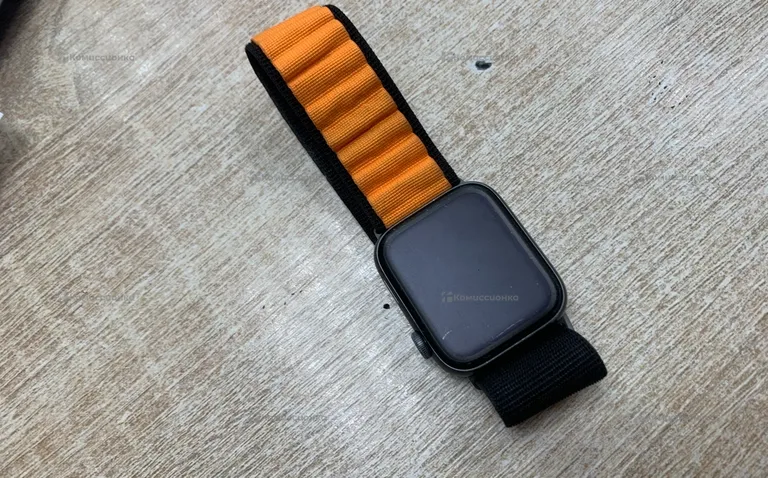 Часы  Apple Watch Nike se