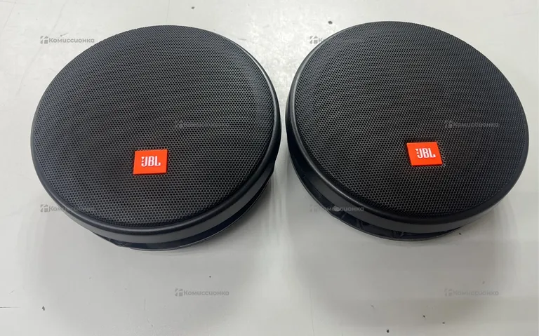 Черные колонки JBL