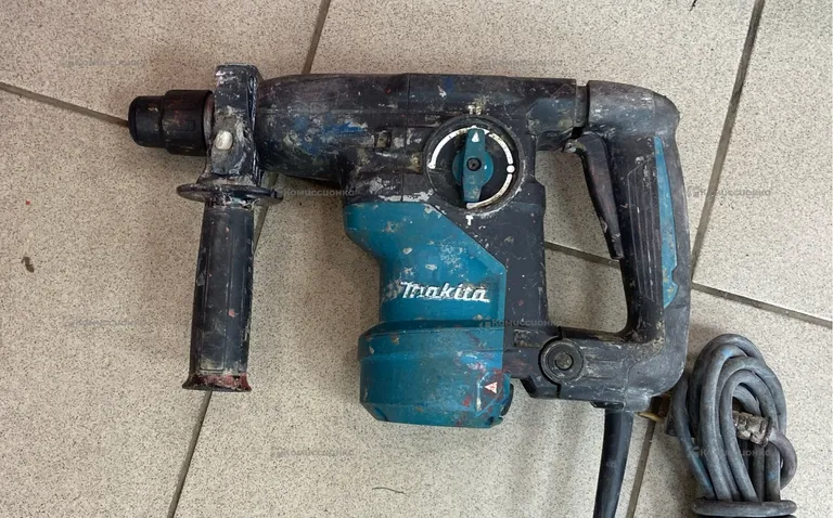 Перфоратор Makita HR3001C