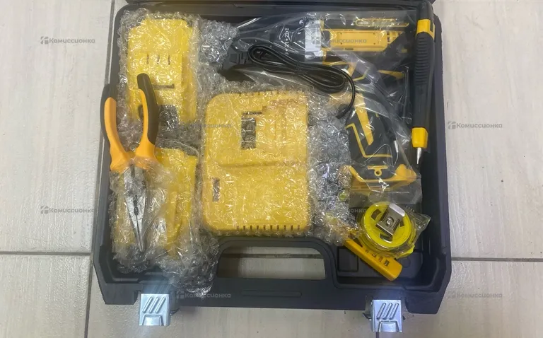 Шуруповерт DEWALT реп. с набором