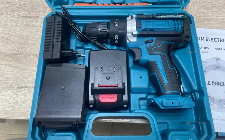 Шуруповерт Makita реп.с набором