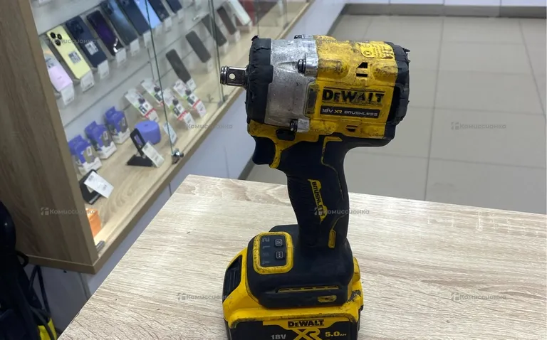 Аккумуляторный компактный гайковерт DeWALT DCF921E