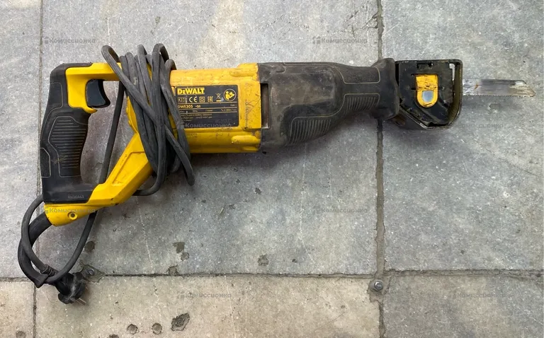 Сабельная пила Dewalt DWE305-QS