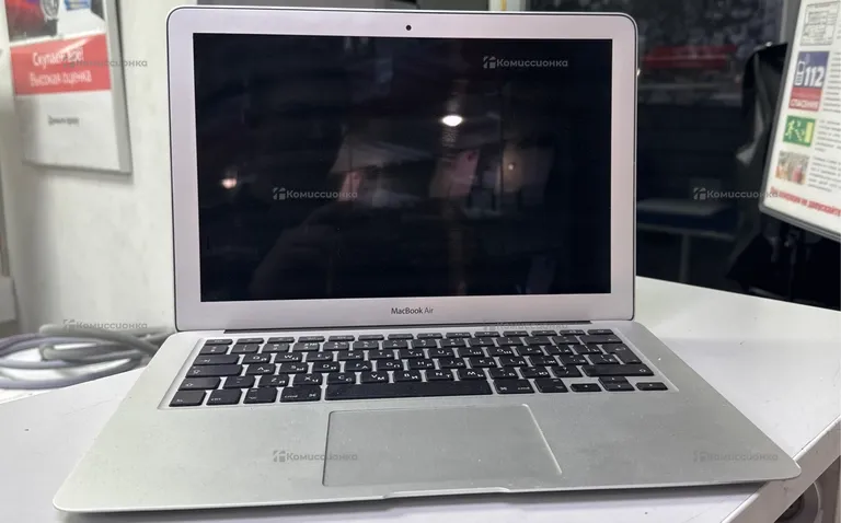 Ноутбук  Apple MacBook Air (1011)