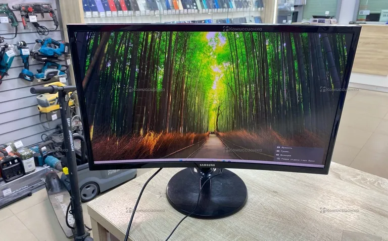 Монитор Samsung C24F390FHI