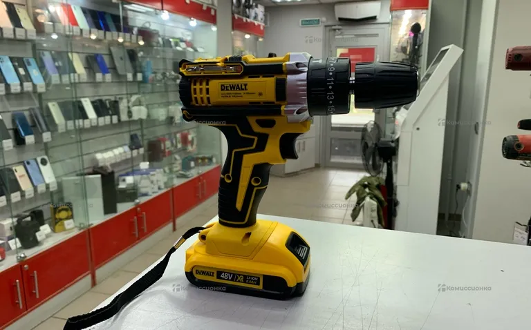 Шуруповерт Dewalt.