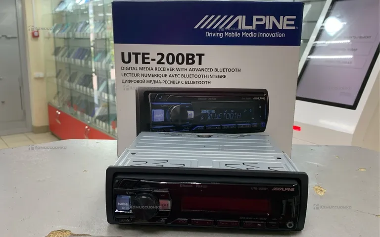 Автомагнитола  ALPINE UTE-200BT
