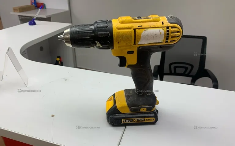 Шуроповерт DeWalt DCB107