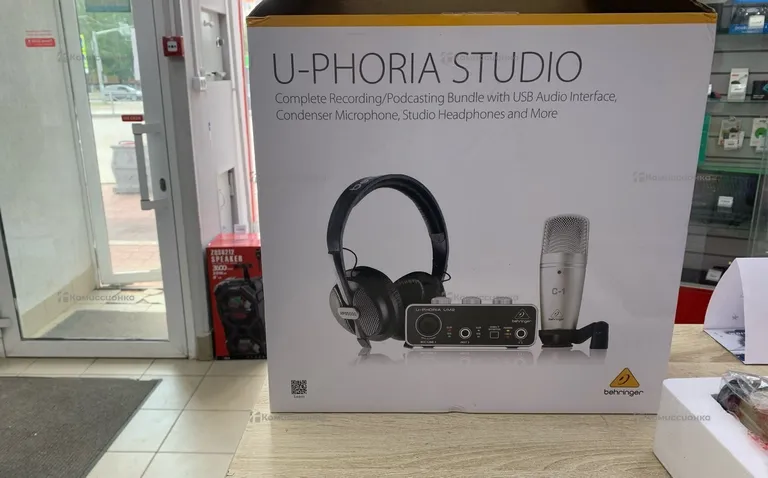 Набор для звукозаписи Behringer U-Phoria Studio