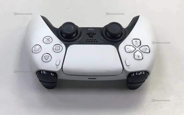 PS5 геймпад.