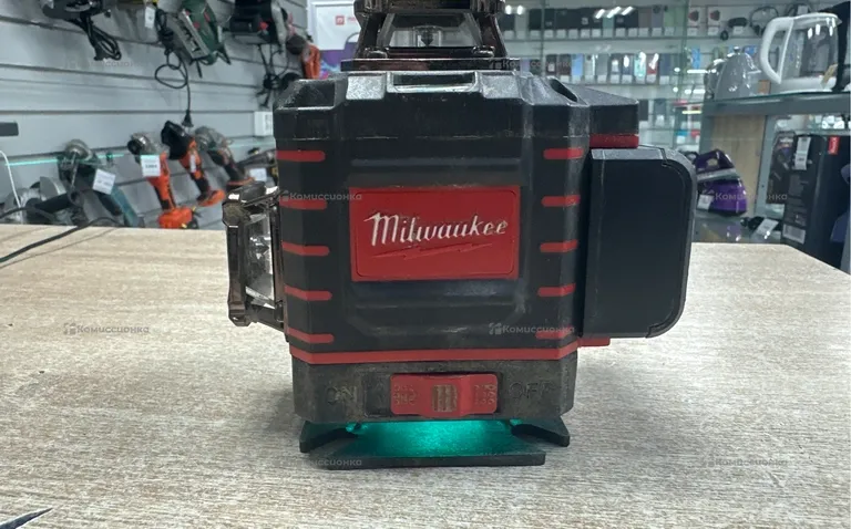 Аккумуляторный лазерный нивелир Milwaukee M12 3PL-