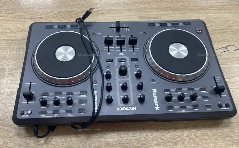 Dj контролер Numark