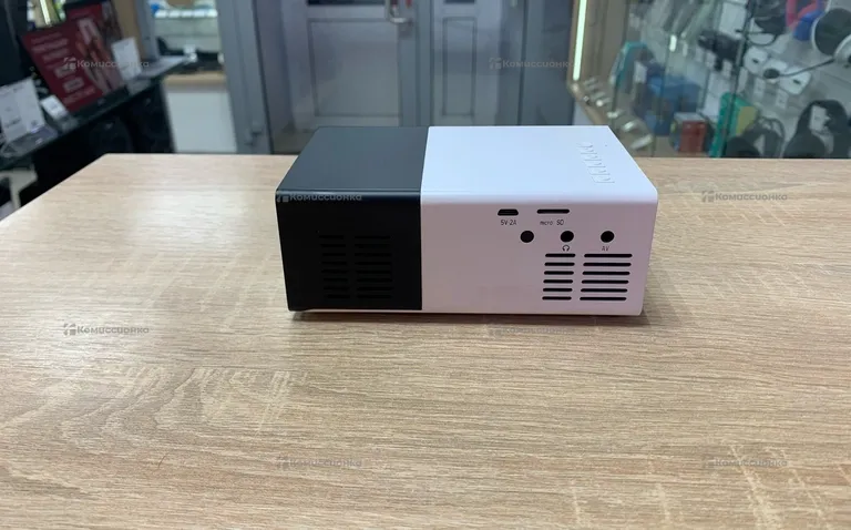 Mini проектор Wi-Fi YG-300 Plus
