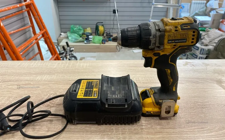Аккумуляторная дрель-шуруповерт DeWALT DCD701N-XJ