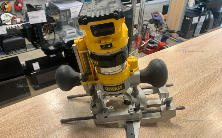 Аккумуляторный кромочный фрезер DeWALT DCW600N