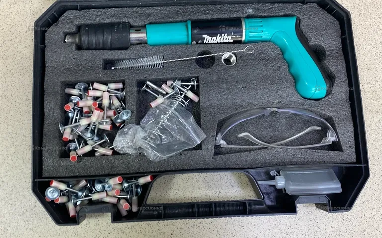 заклепочник Makita